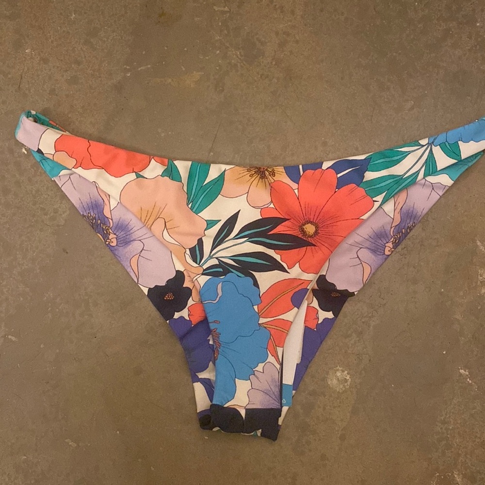 O’Neill bikini bottoms. Size L